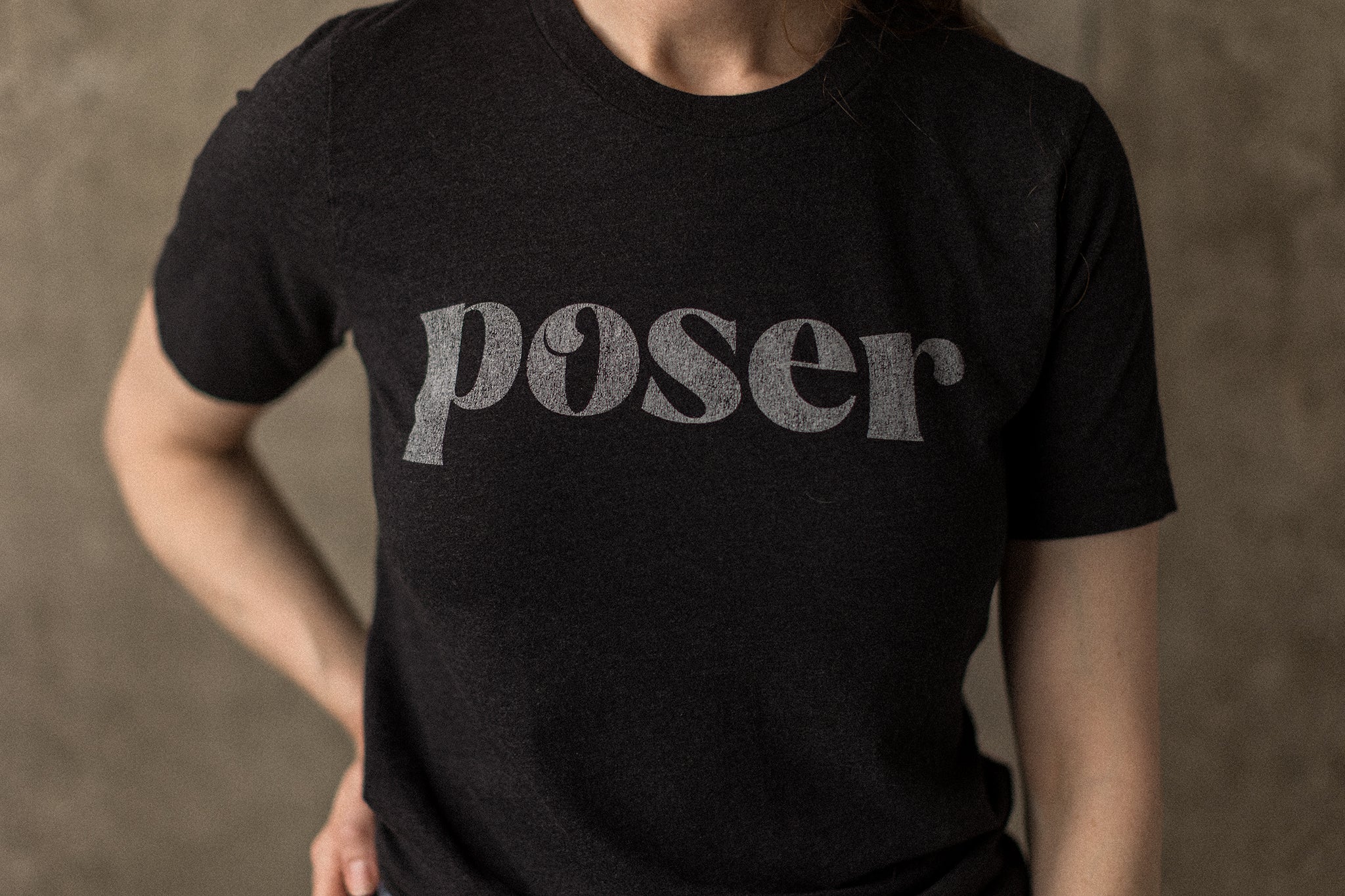 Poser