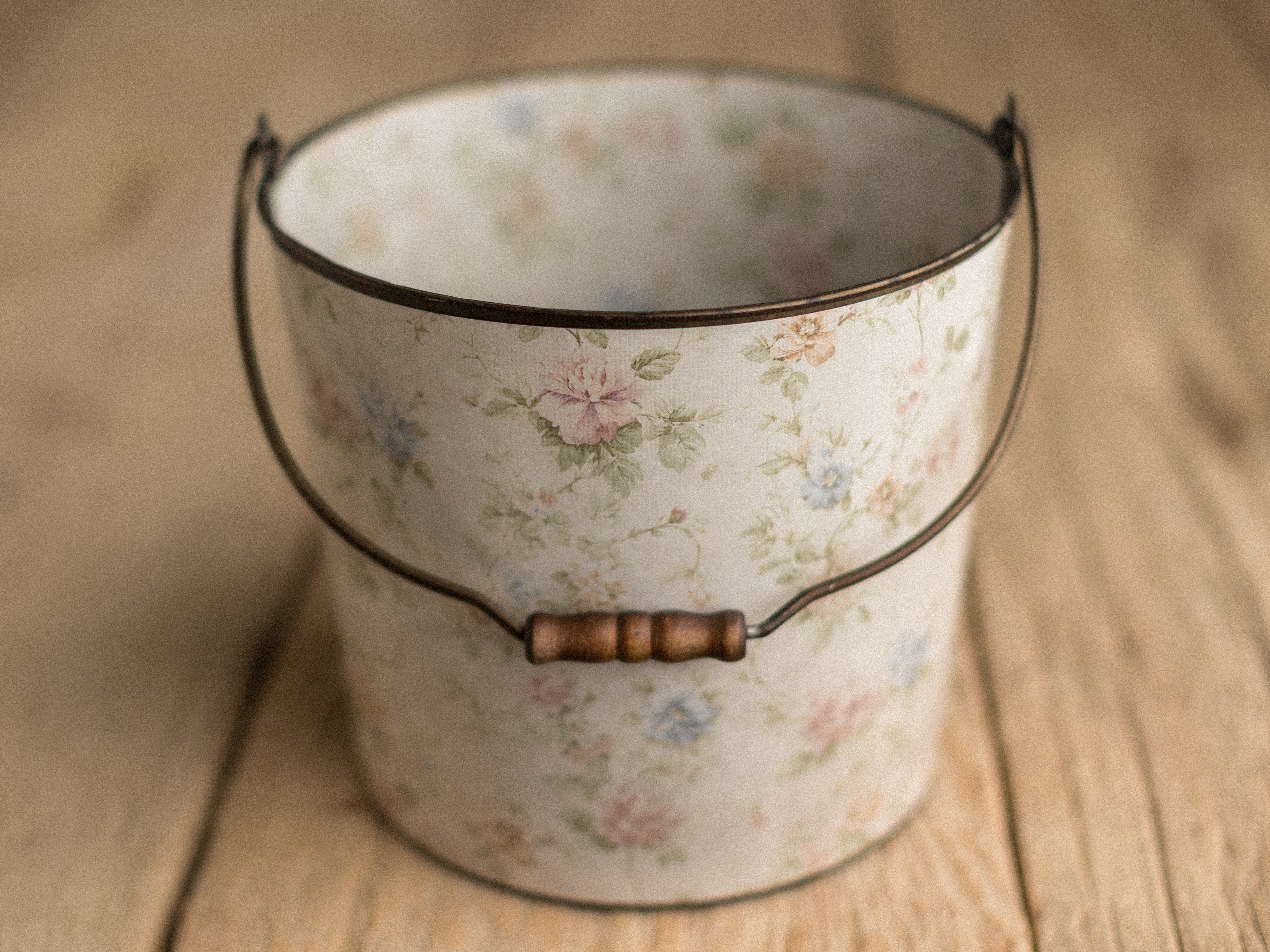 Bucket Hugger | Soft Ruin Roses
