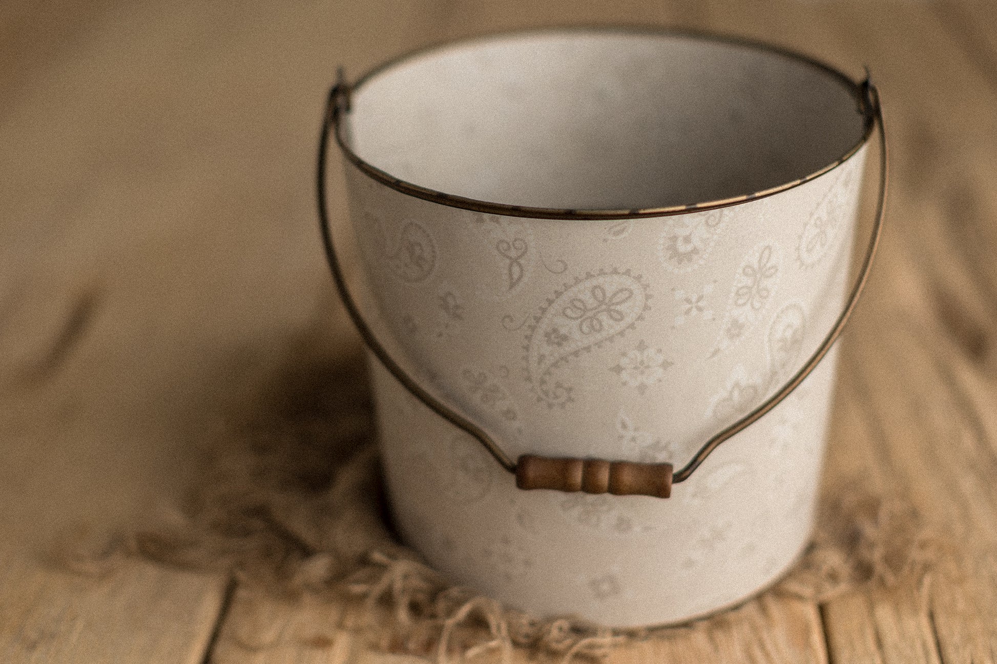 Bucket Hugger | Cream Bandit
