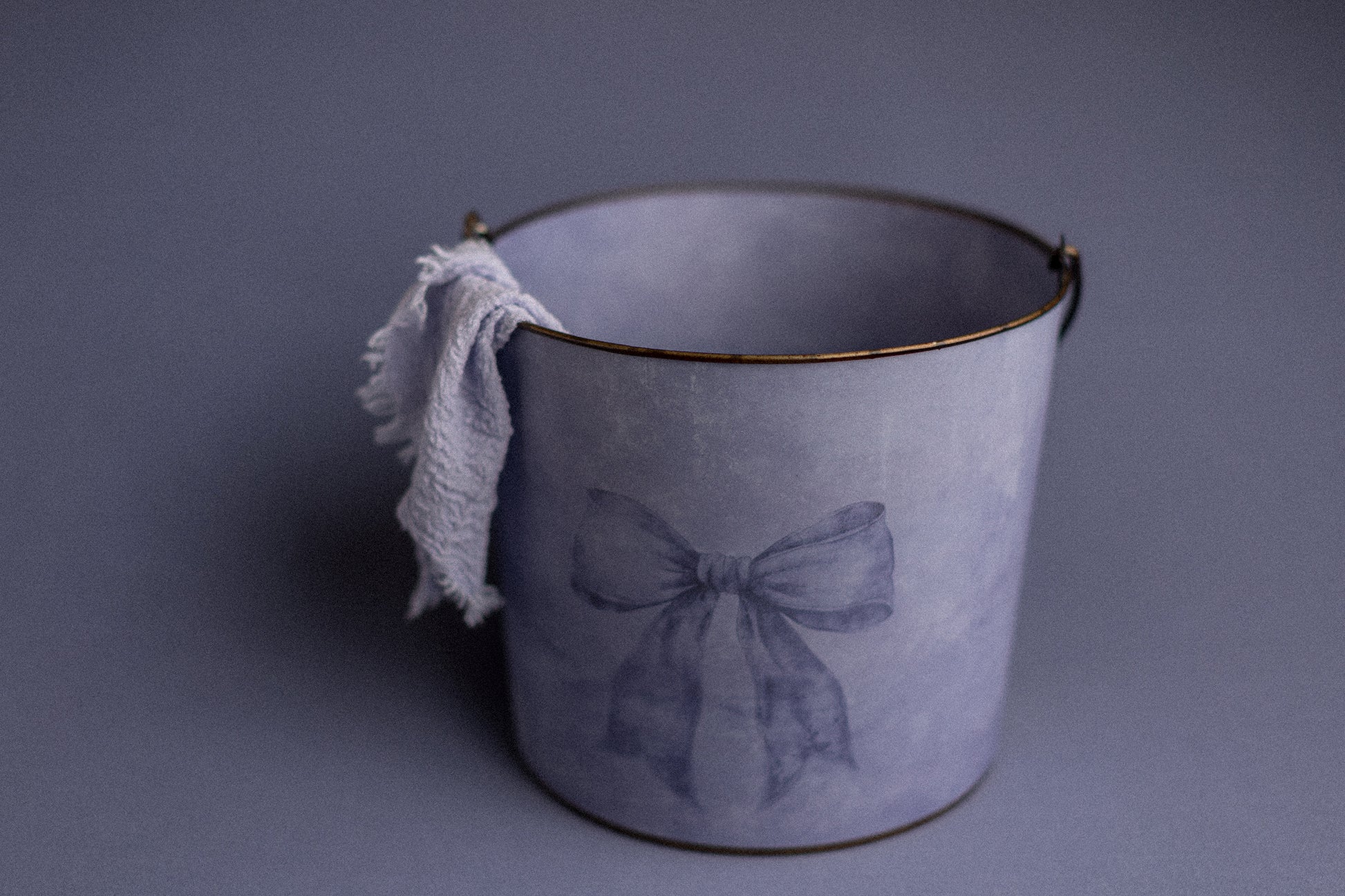 Bucket Hugger | Darling