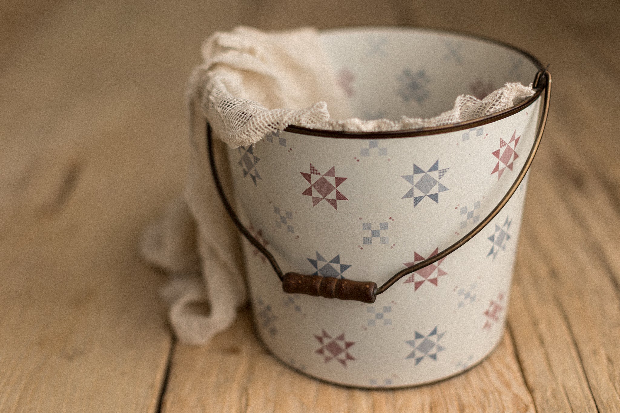 Bucket Hugger | Hand Me Down