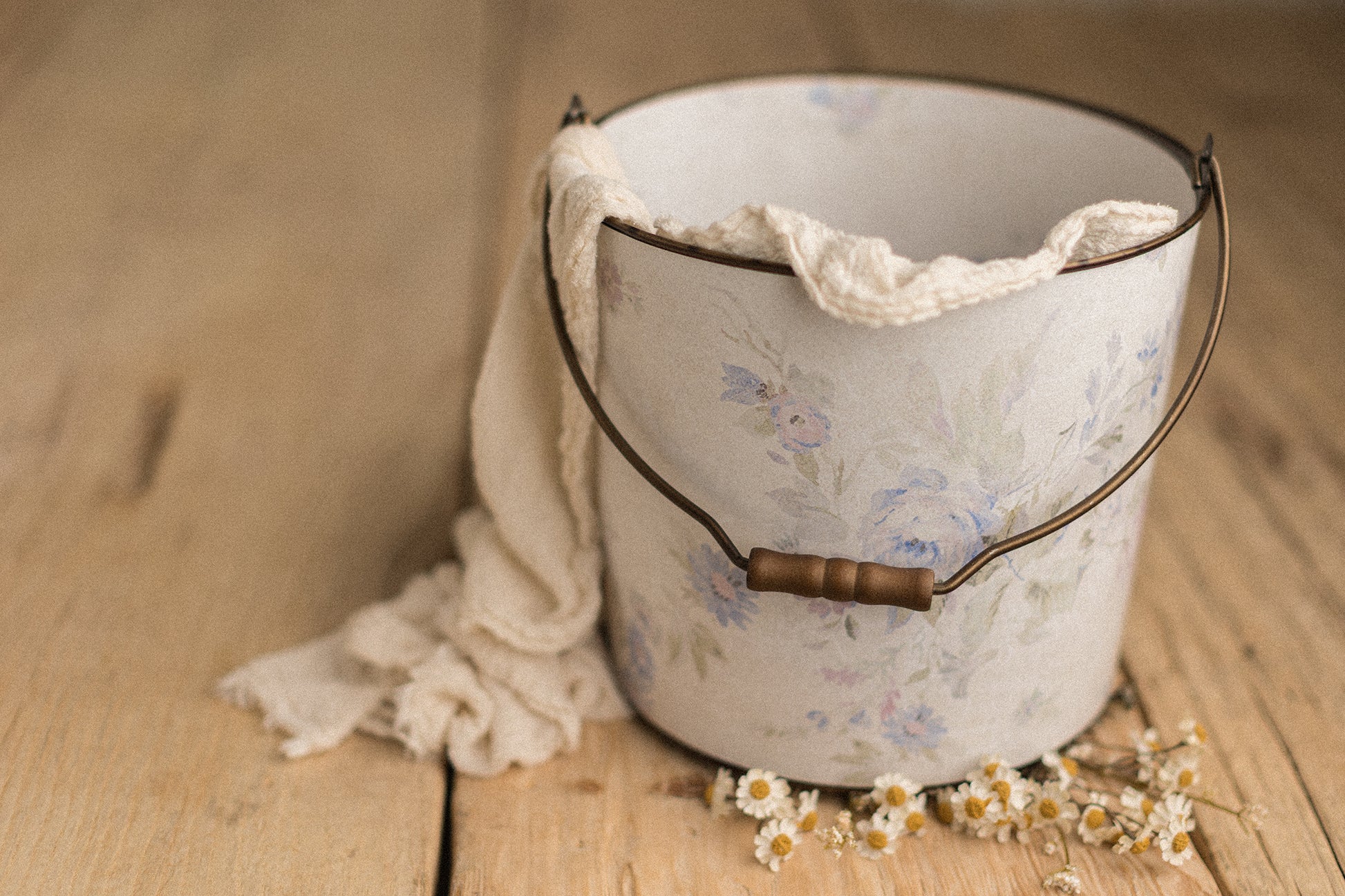 Bucket Hugger | Pretty Peri