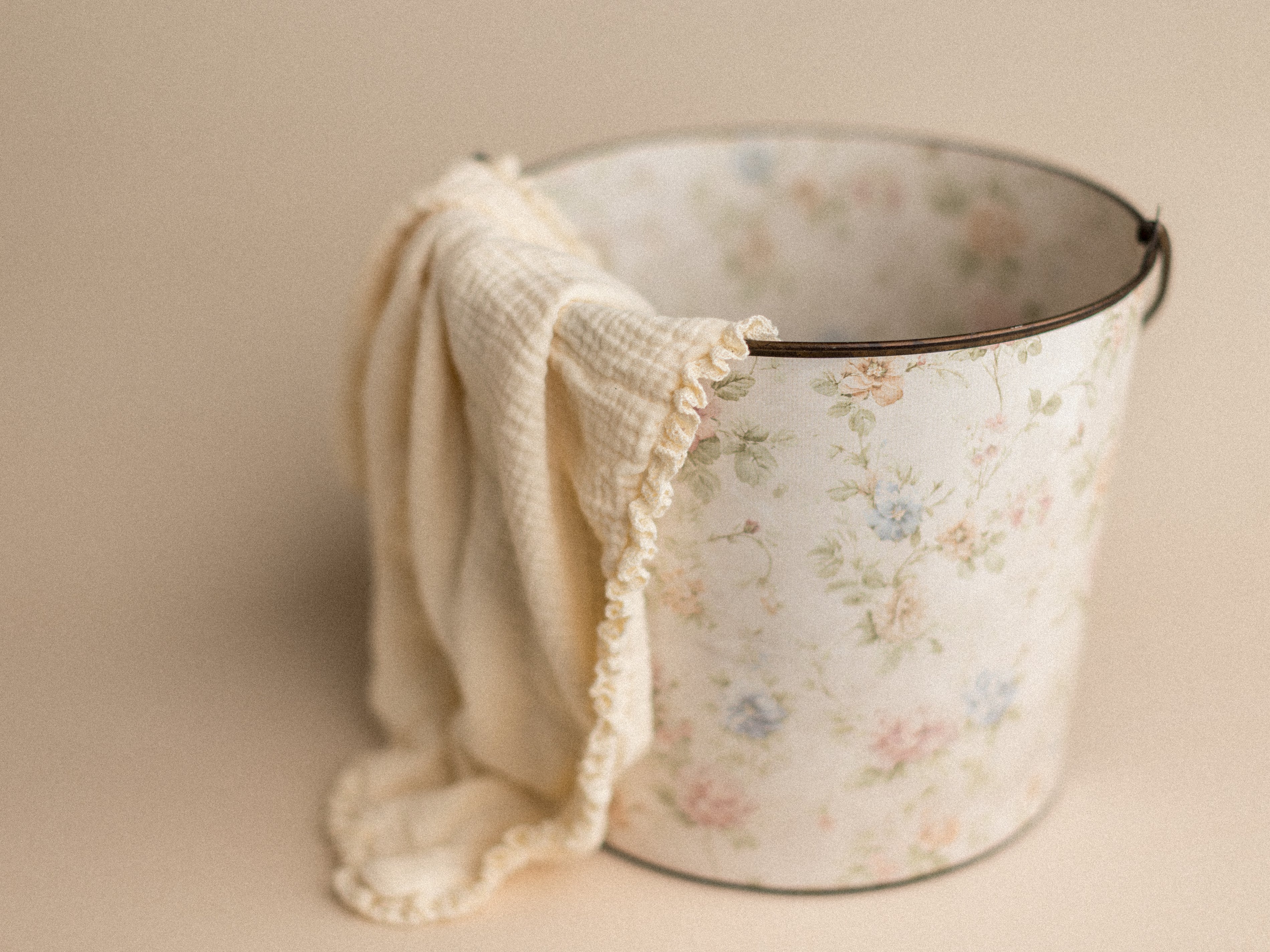 Bucket Hugger | Soft Ruin Roses