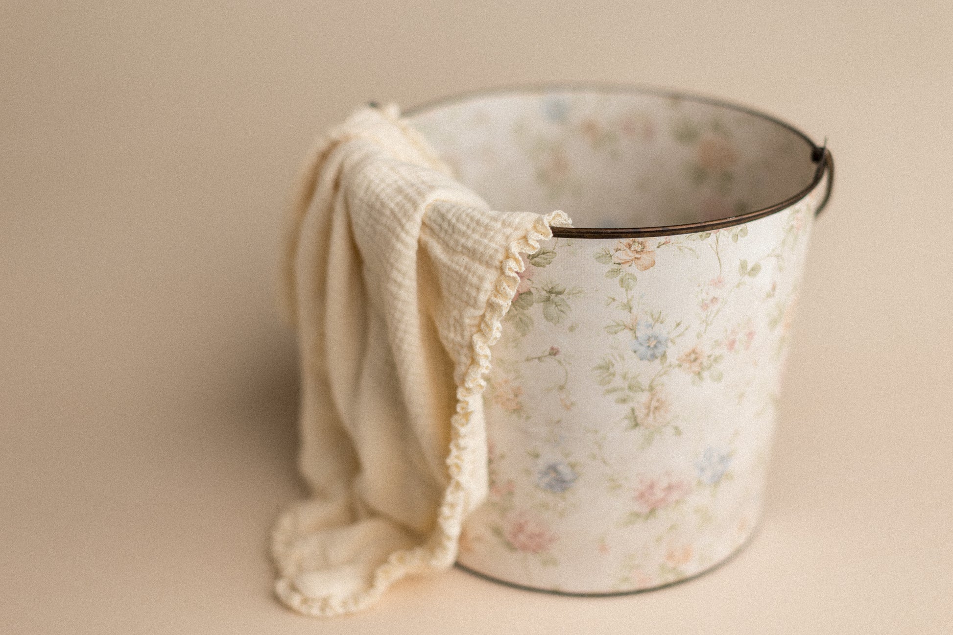 Bucket Hugger | Soft Ruin Roses