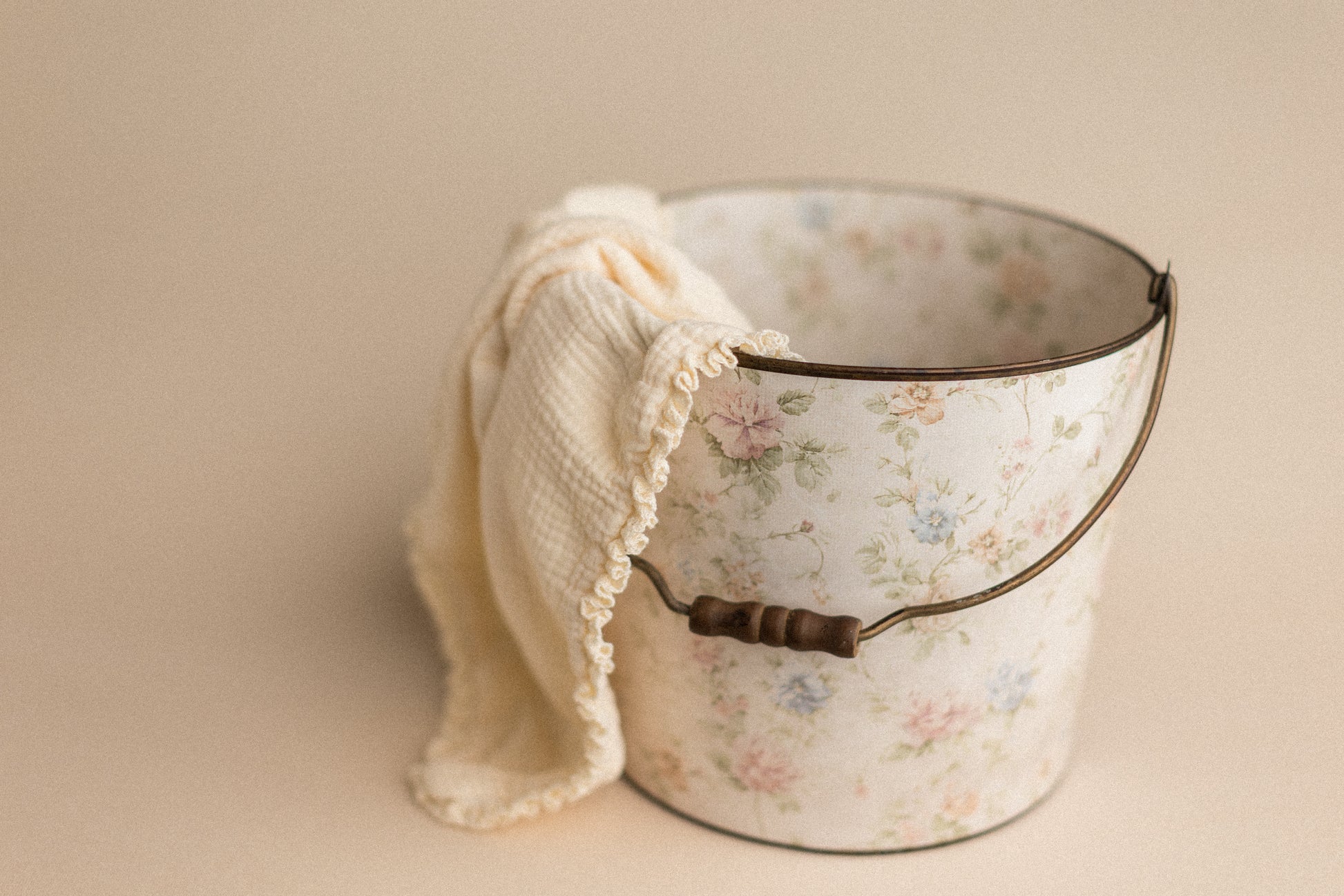 Bucket Hugger | Soft Ruin Roses