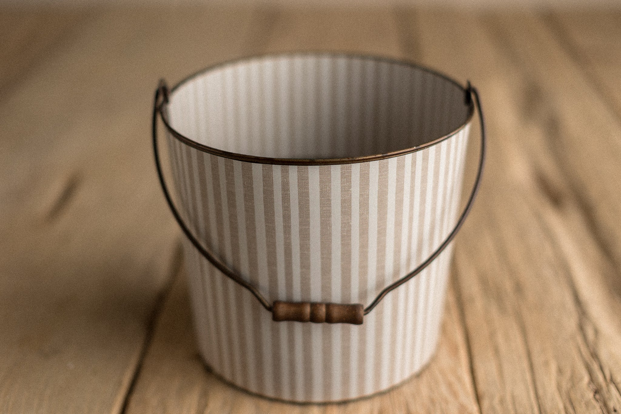 Bucket Hugger | Ticking