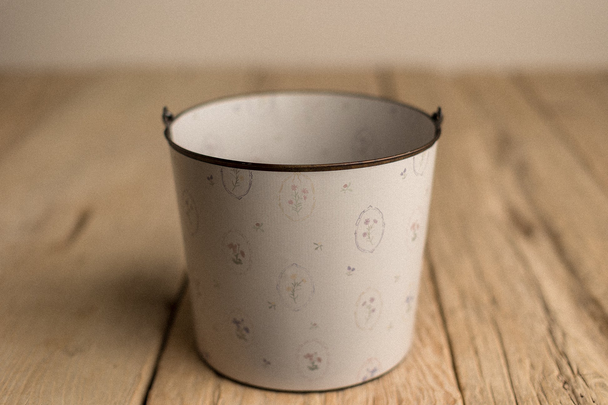 Bucket Hugger | Dollhouse