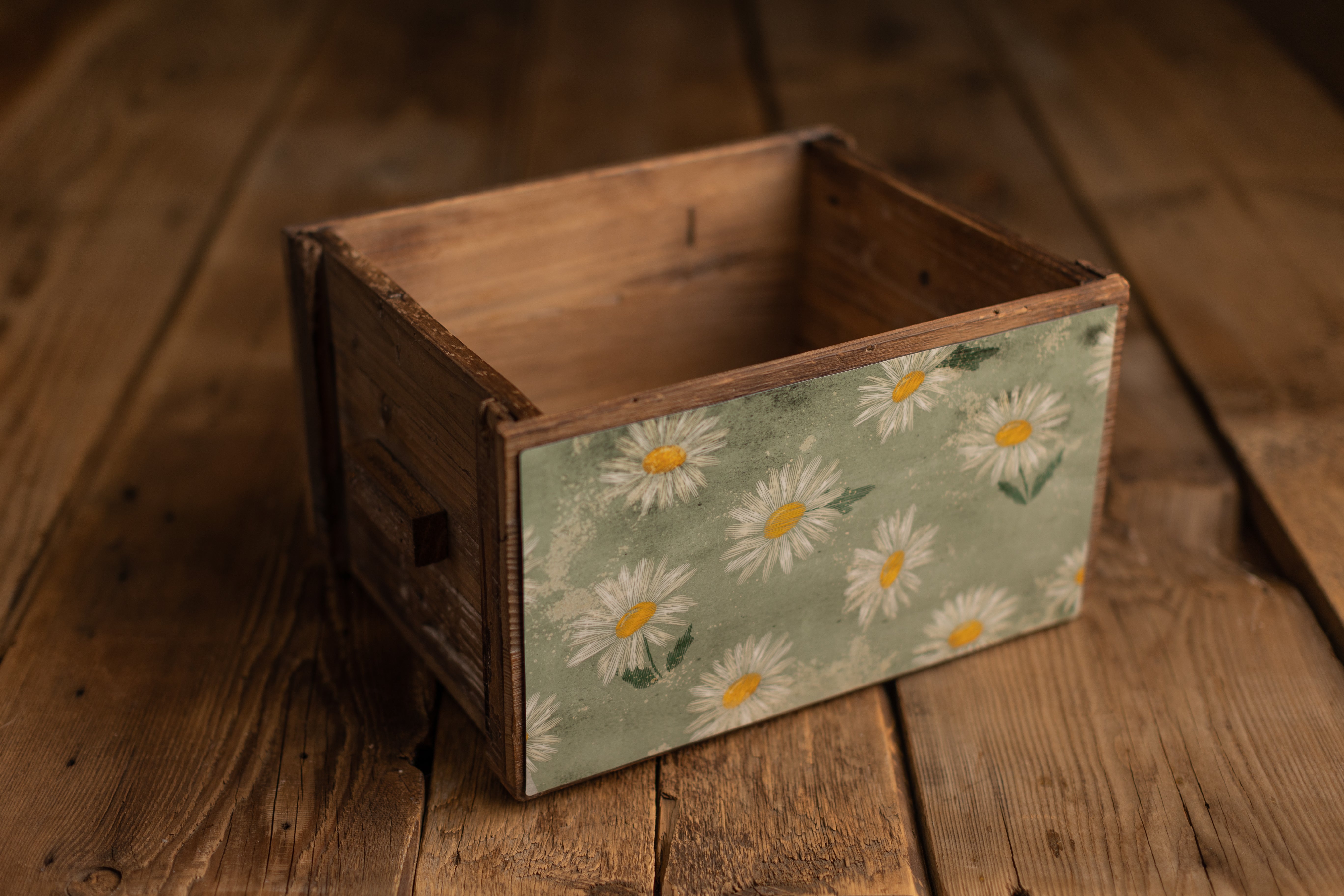Crate Hugger | 323 Embroidered Daisies