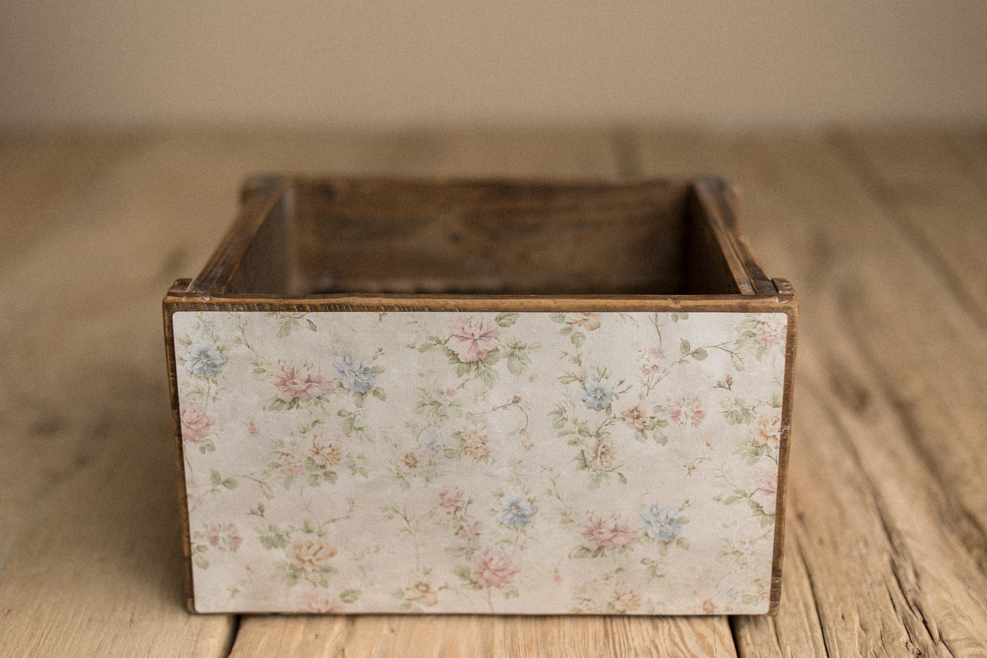 Crate Hugger | Soft Ruin Roses