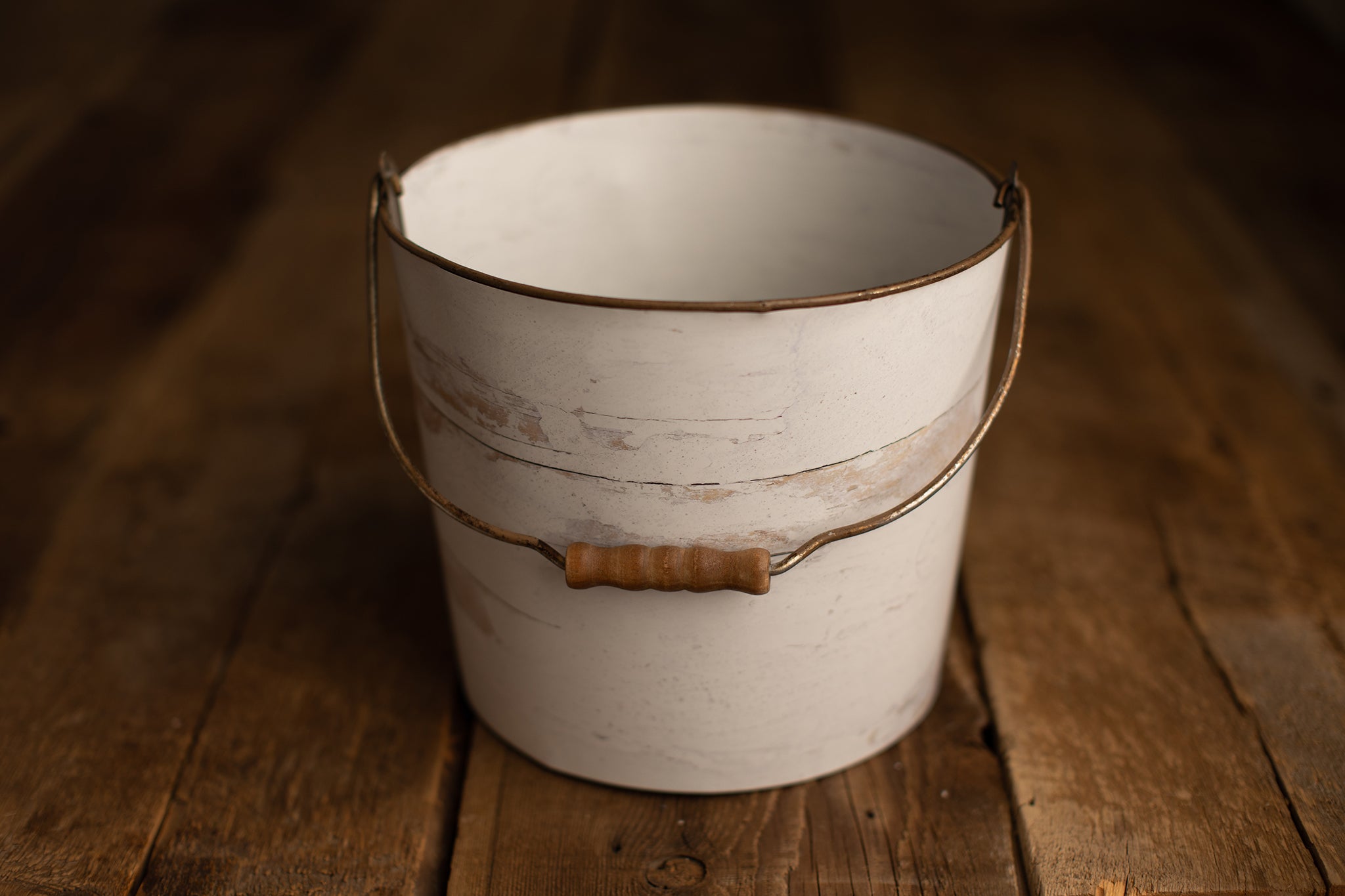 Bucket Hugger | 108 White Woody