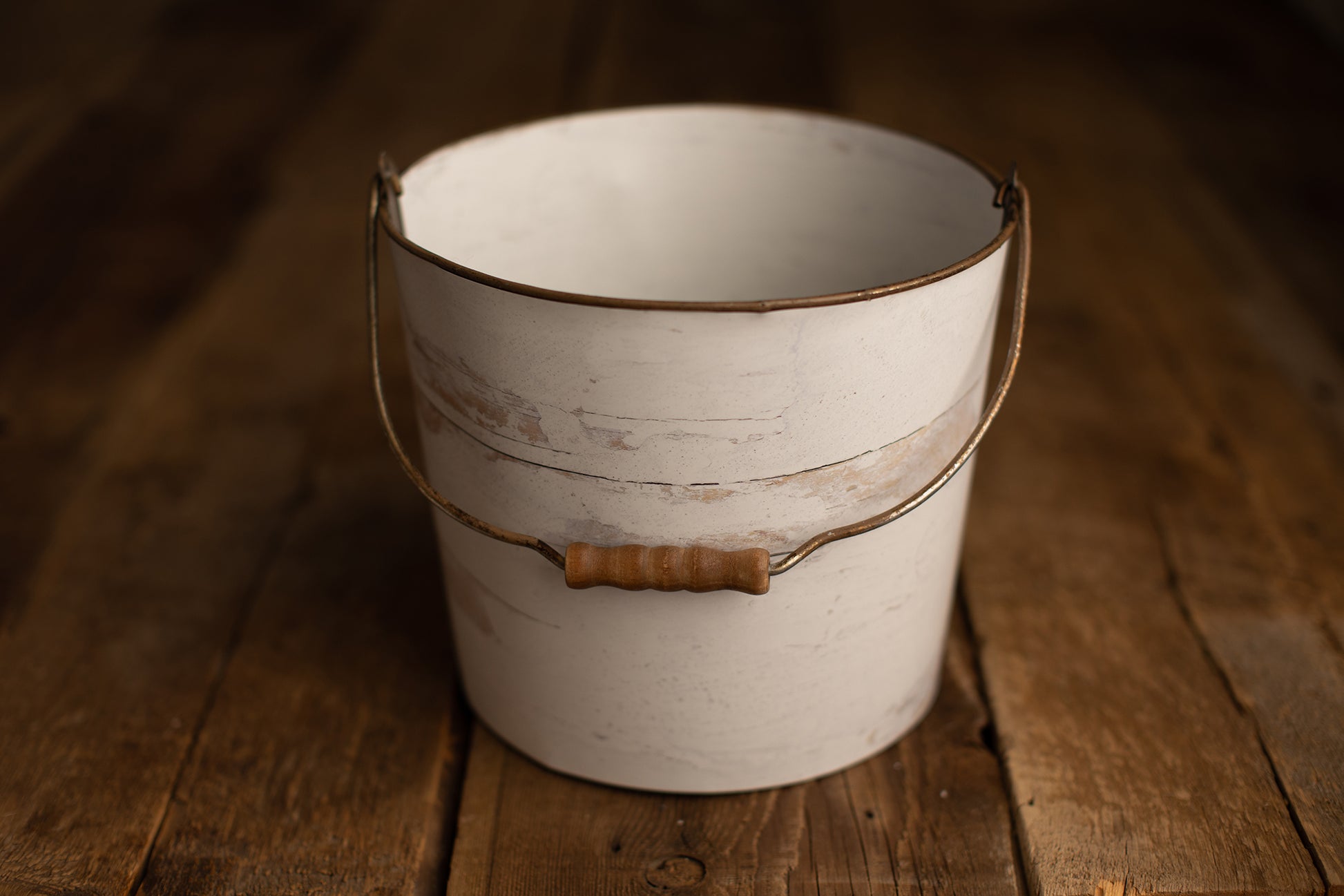Bucket Hugger | 108 White Woody